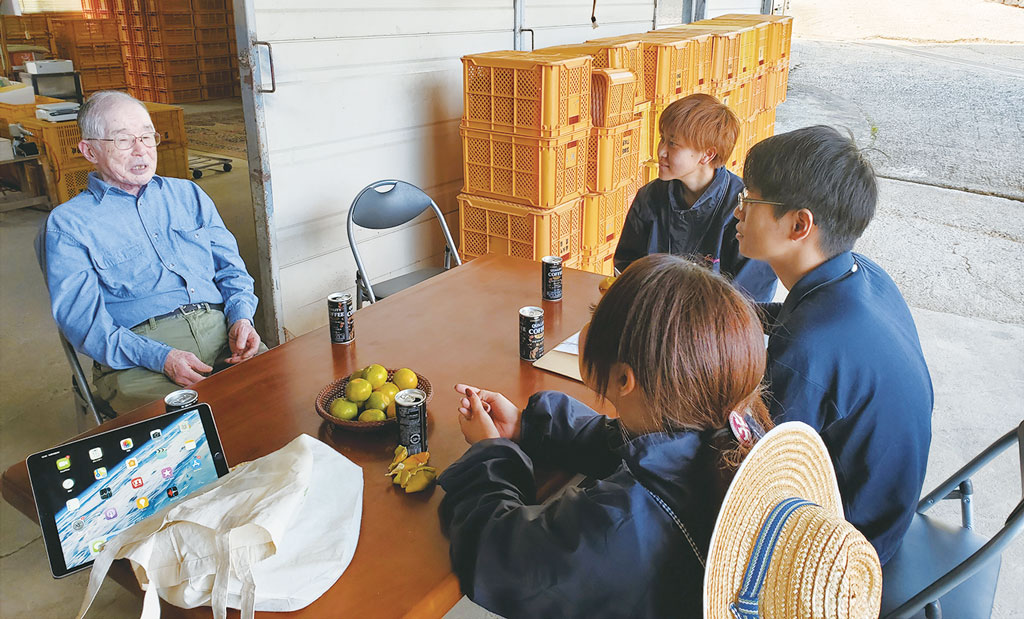 立山さんの話を聞く大嶌屋社員