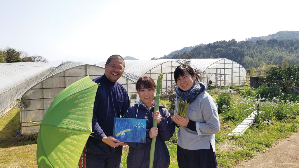 アスパラグッズを持つ安東さん夫妻