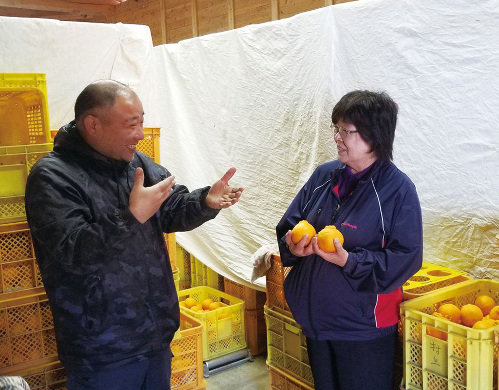 お話をする村上農園さんと代表