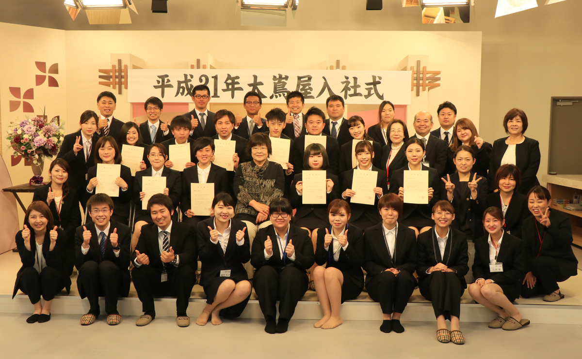 新入社員8期生12名の入社式