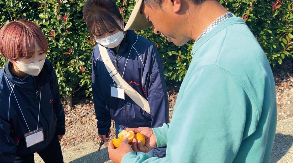農家さんのお話をとても真剣に聞いていました